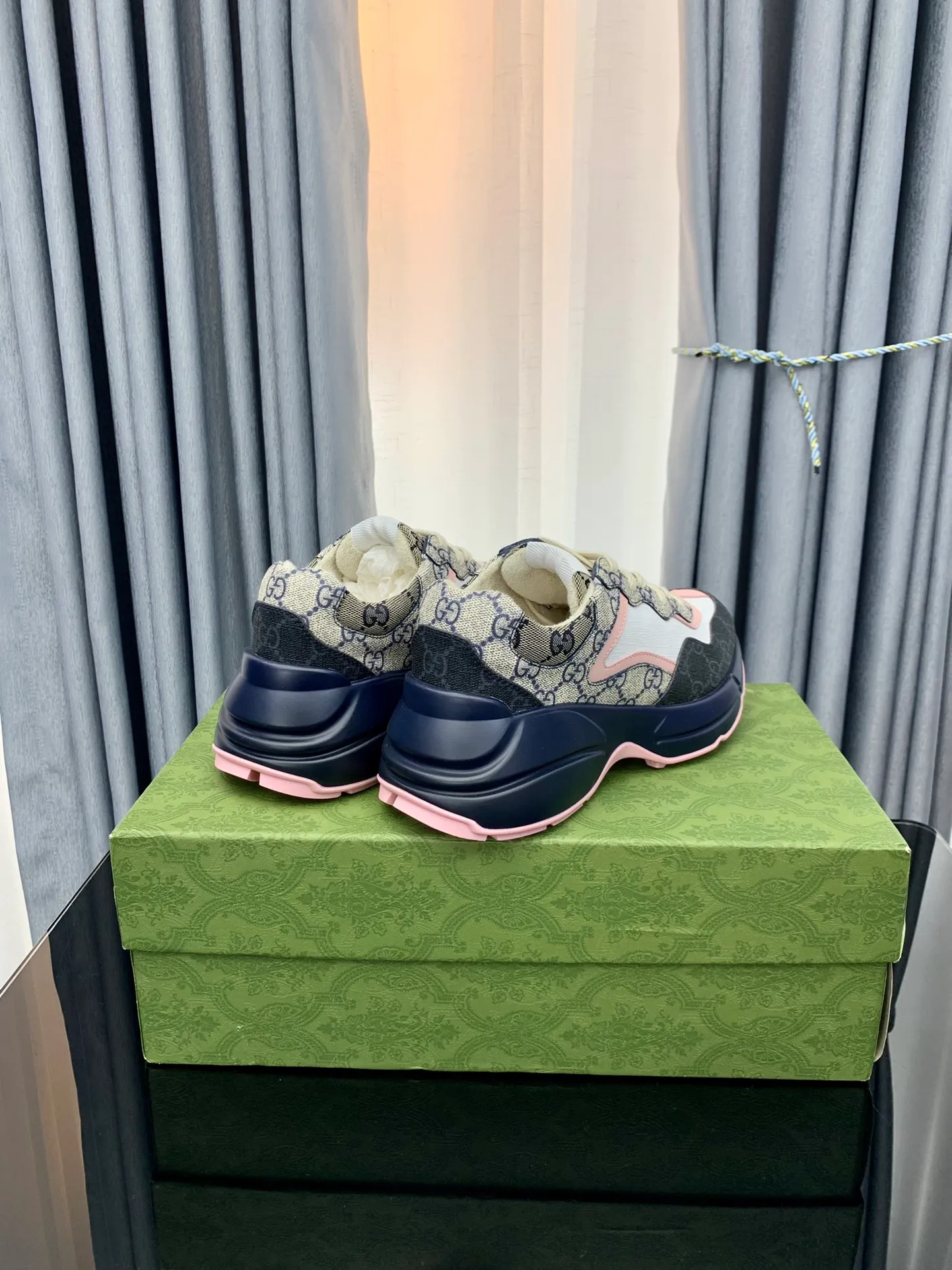 👟👟Ex-factory price 480👟👟 Gucci dad shoes for couples, distressed leather horn-shaped retro jogging shoes. The Balenciaga grandpa trend has subsided, ushering in GUCCI dad shoes, the trend leader in the fashion industry. The original shoes are molded and the original last is made by the Italian handmade foundry! [Gucci original dad shoes] Original surface: imported calfskin! Lining: Grade A hybrid lambskin! Outsole: The highest restoration sole. TPU material plus wear-resistant foam (anti-wear cushioning) ivory leather has been processed with an old-fashioned effect. The sole is 5cm high! The comfort level is excellent, killing all high-end versions on the market! Original logo outsole! 👣Size: Women’s size 35-40. Men's size 38-45. Women's heel with 🈚️logo! Men's heel with 🈶️logo!